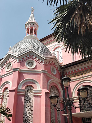 Toàn bộ nhà thờ được sơn màu hồng-một gam màu nhẹ nhàng nhưng không kém phần sang trọng